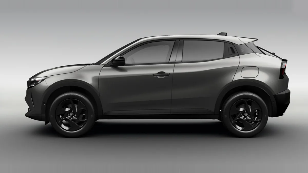 Alfa Romeo Junior Ibrida en renting barato — Trasera