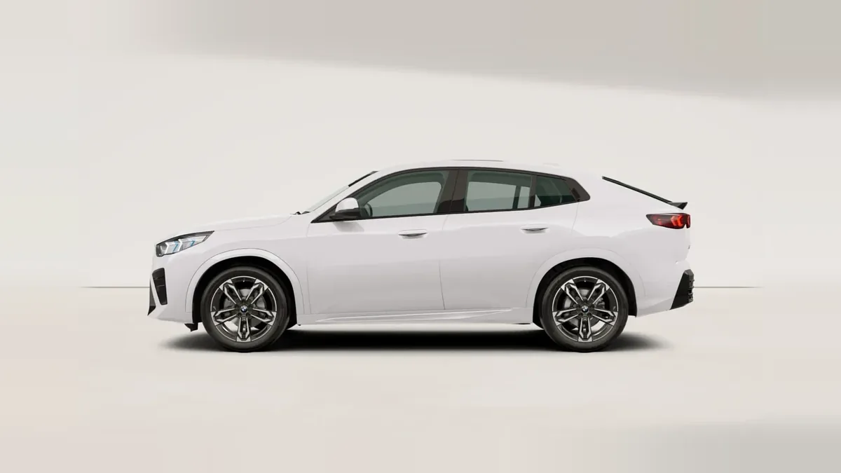 BMW ix2 eDrive20 en renting barato — Trasera