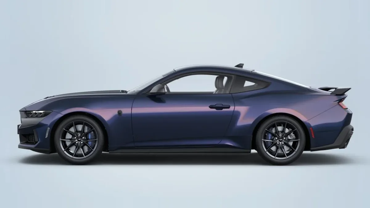 Ford Mustang 5.0 Ti-VCT V8 Mustang Dark House AT en renting barato — Trasera