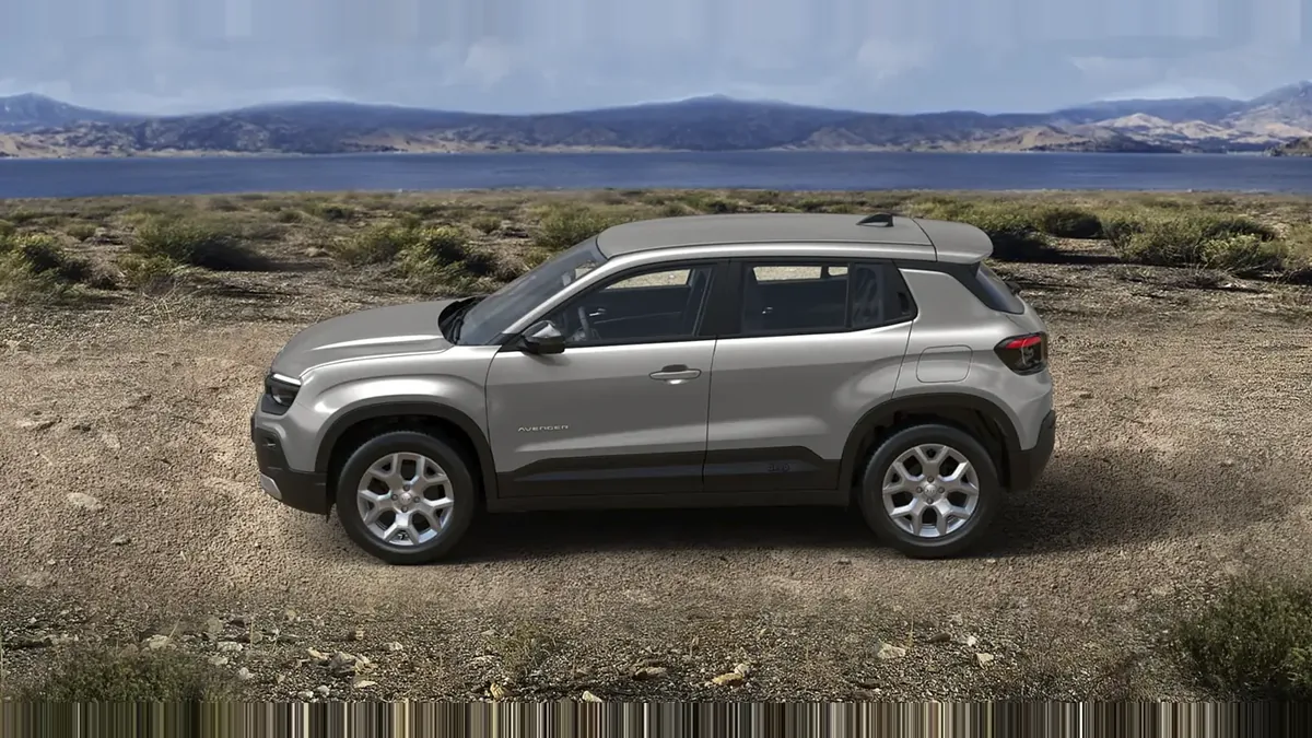 Jeep AVENGER E-HYBRID ALTITUDE en renting barato — Trasera