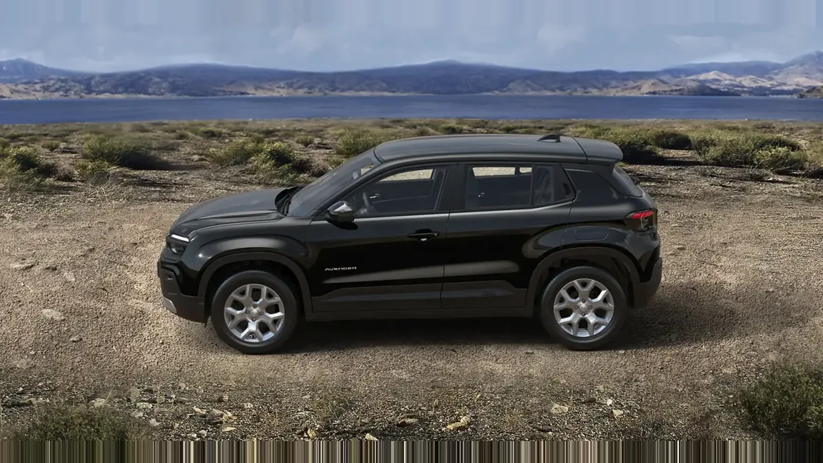 Jeep AVENGER E-HYBRID ALTITUDE en renting barato — Delantera