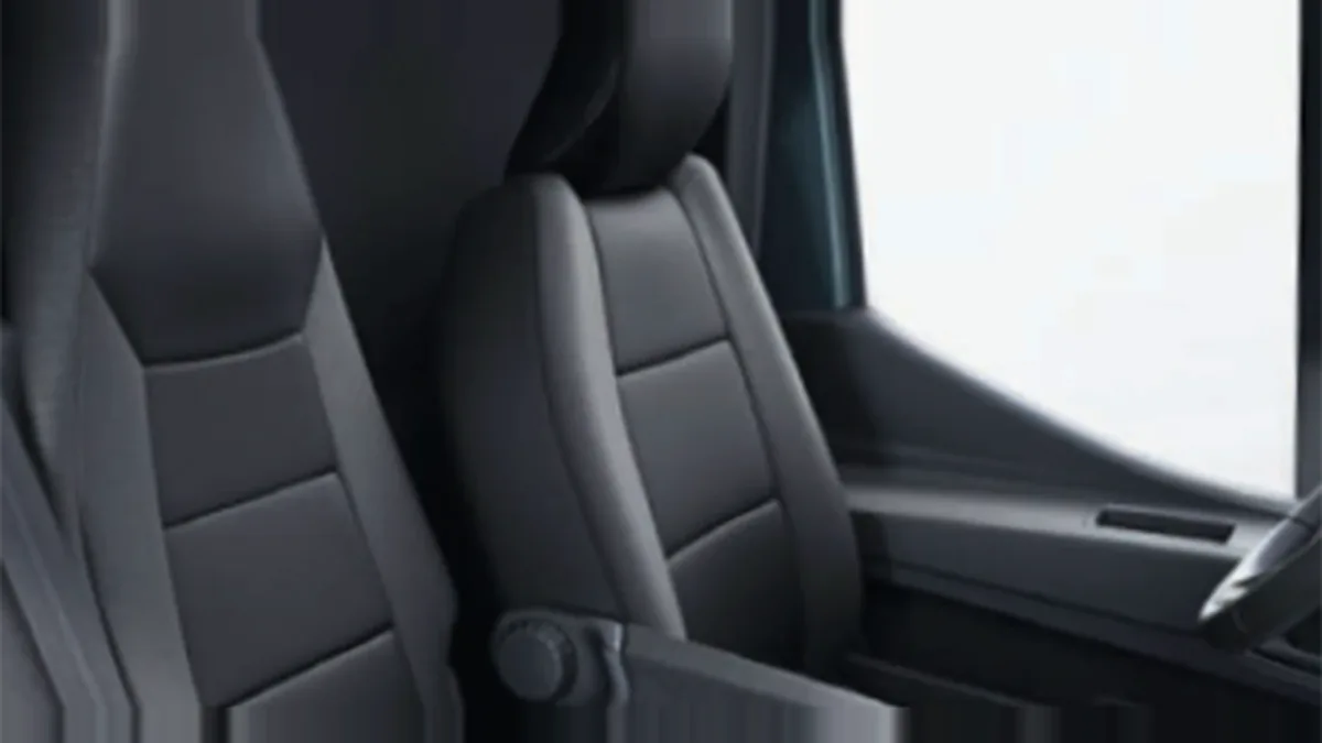 Nissan Interstar L2H2 3.5T 2.3dCi FWD Acenta en renting barato — Interior