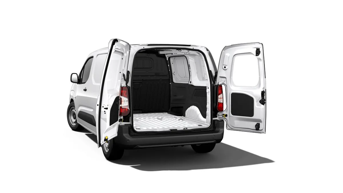 Peugeot Partner Furgón M Diésel 100CV Man en renting barato — Trasera