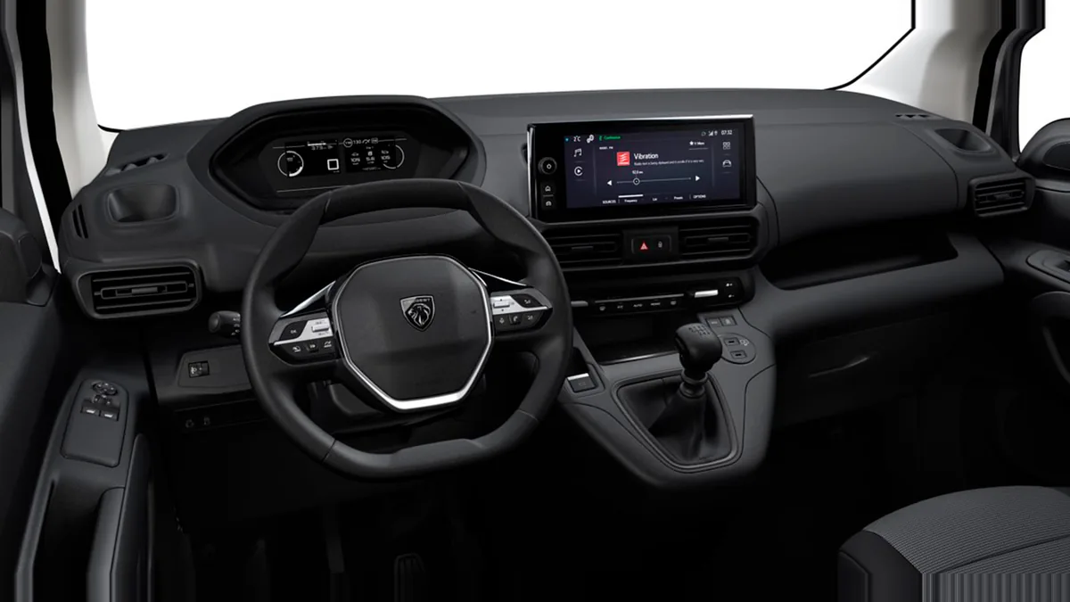 Peugeot Partner Furgón M Diésel 100CV Man en renting barato — Interior