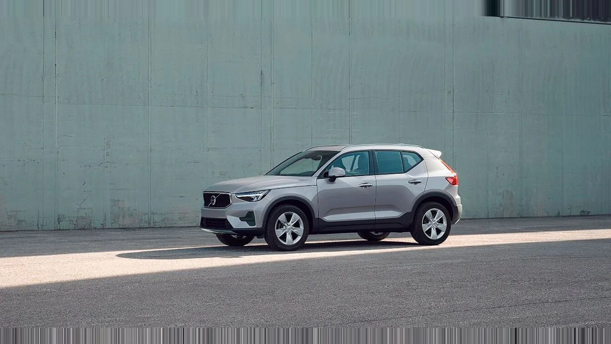 Volvo XC40 2.0 B3 Core G Auto en renting barato — Trasera